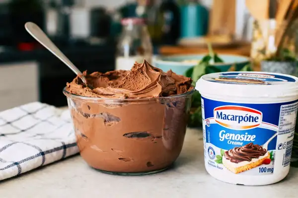 Un bol de ganache chocolat mascarpone onctueuse, prêt à être dégusté. À côté, un pot de mascarpone Genosize.