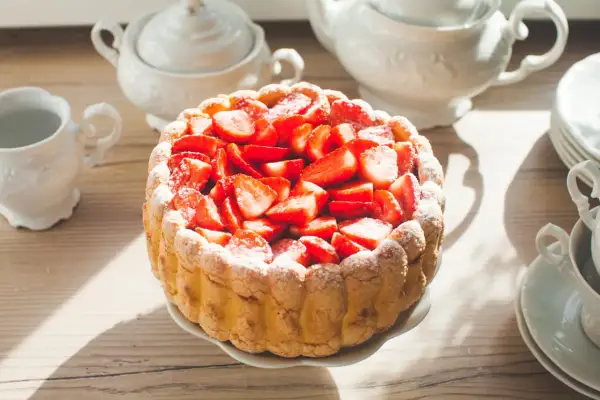 Gâteau aux fraises, une délicieuse recette de biscuit cuillère garnie de fruits rouges frais et saupoudrée de sucre glace.