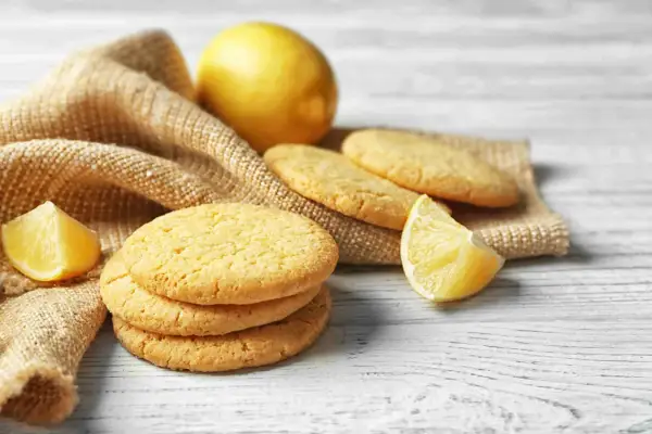 Biscuits citronnés sur toile de jute. Une idée pour que faire avec 3 jaunes d'oeufs recette sucrée.