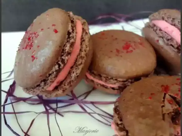 Macarons au chocolat avec ganache framboise et une touche de gélatine pour la brillance.