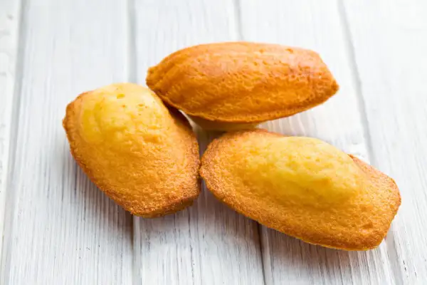 Trois madeleines dorées et moelleuses, parfaites pour une recette facile.