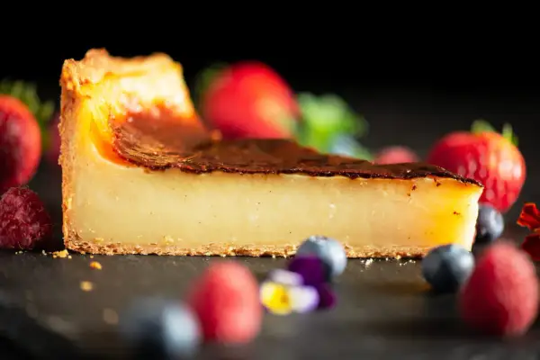 Tranche de flan on a pâte brisée, with berries and flowers.