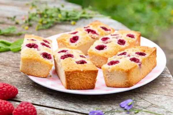 Délicieux financiers framboise sur une assiette, prêts à être dégustés. Une recette simple et gourmande.