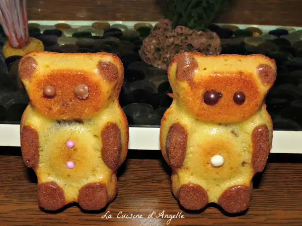 Deux oursons en gâteau, parfaits pour une recette ourson chocolat. Ils ont des yeux en chocolat et des boutons roses ou blancs.