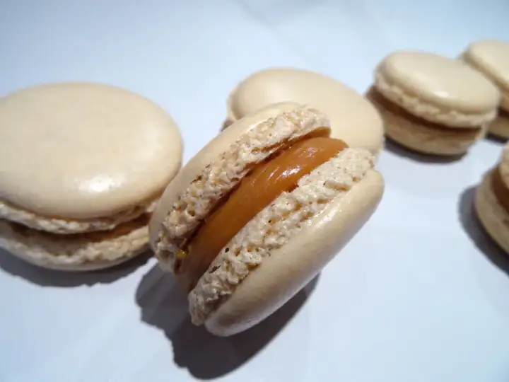 Macarons à la ganache caramel beurre salé, une gourmandise qui fond en bouche.